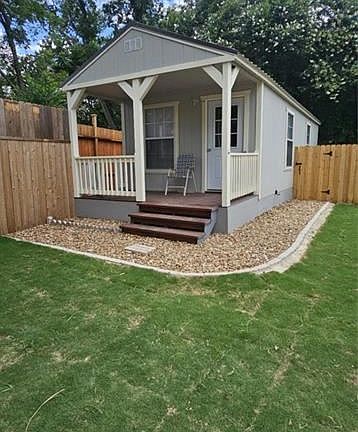 2nd image of 5602 Dahlia Ln