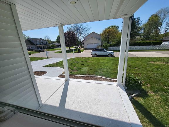 4th image of 9703 Lakebrook Ct