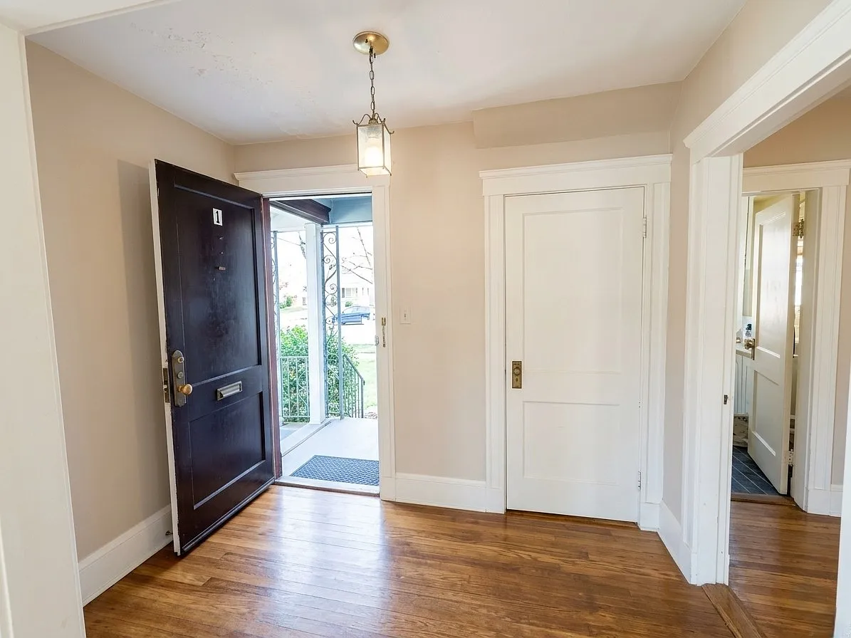 2 bed, 1100 sqft, $2,400 — Photo 2