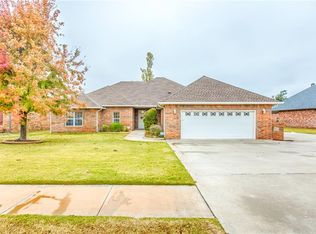 217 S Chardon Dr, Mustang, OK 73064