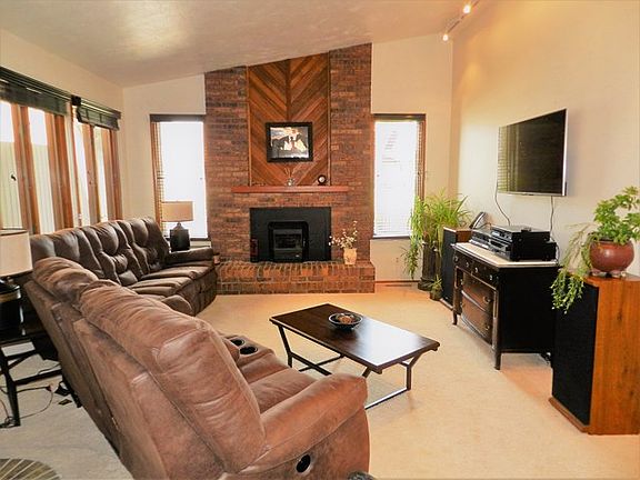2nd image of 1304 Laurel Dr #10