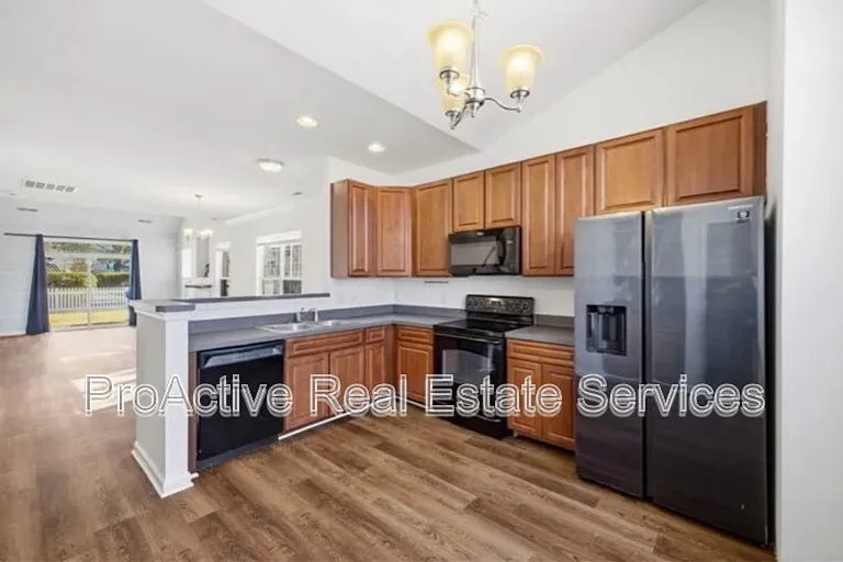 2021 Livingston St — Photo 8