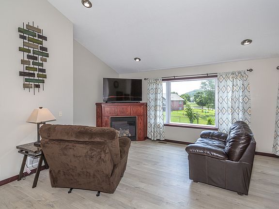 5th image of 806 Brentwood Cir