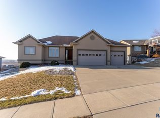 801 N Garnet Cir, Brandon, SD 57005