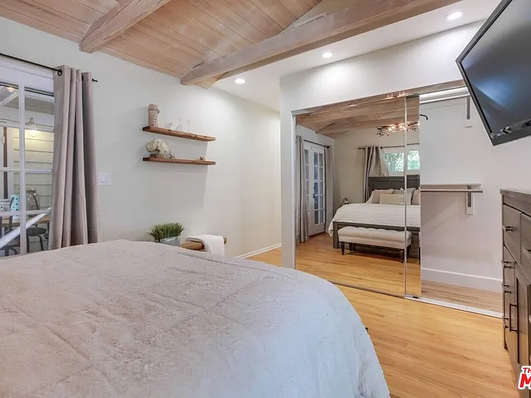21447 Providencia St — Photo 50