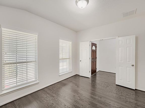 3rd image of 12112 Arran St