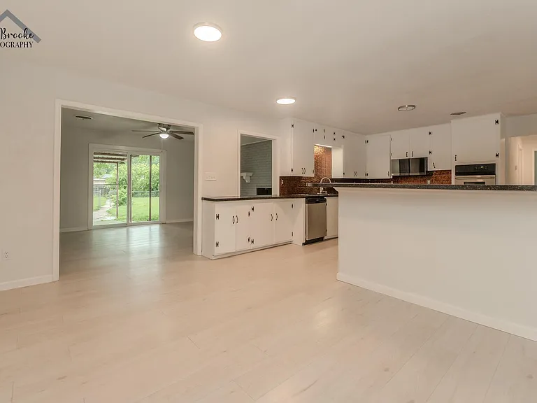 4505 University Ave — Photo 7