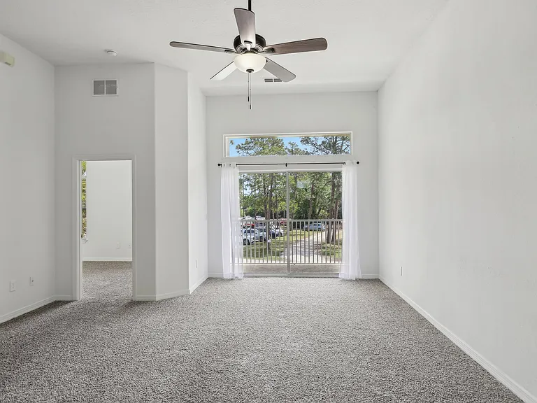 Devon Circle Apartments — Photo 33