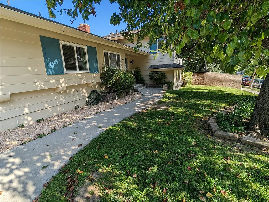 5 bed, 2928 sqft, $5,700 — Photo 2