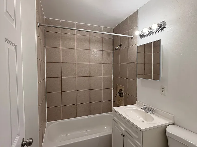 46-48 Underwood St #1A — Photo 2
