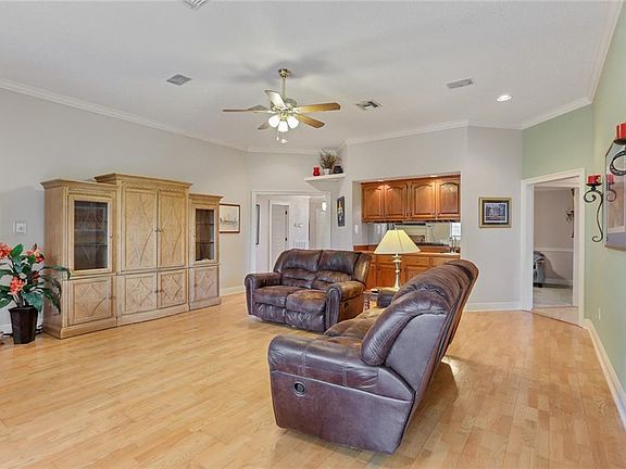 3rd image of 13 Woodlake Blvd