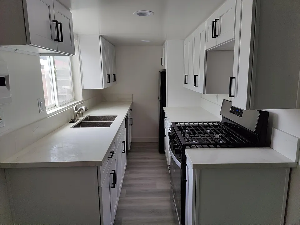 Building Photo 4