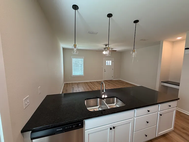 307 NE 2nd St #2 — Photo 8