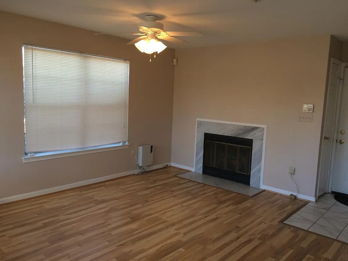 933 Hillside Lake Ter — Photo 4