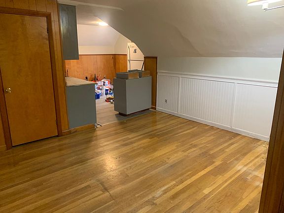 Living room , wainscoting , chair rail freshly painted throughout