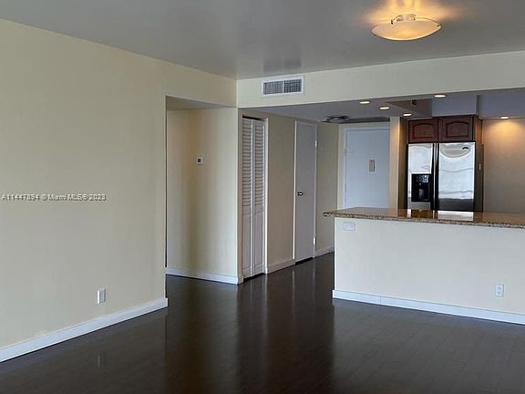 4th image of 1000 Parkview Dr APT 926