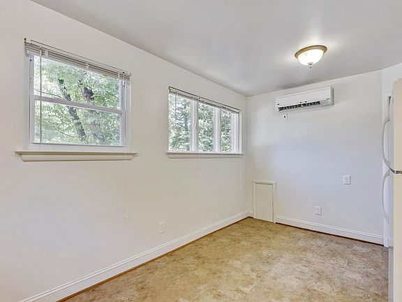 Light flooded table space kitchen