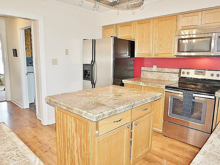 408 Hampshire Pl — Photo 7