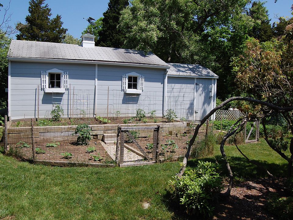 small garage/outbuilding