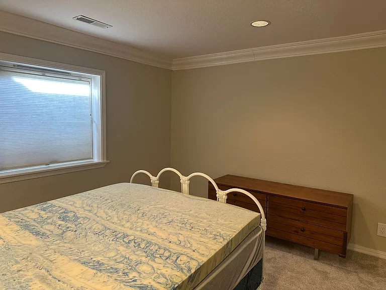 1250 Queen Of The Hills Dr — Photo 32