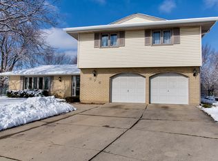 876 Bedford Ct, Schaumburg, IL 60193