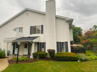 573 Willowcreek Ct #3, Clarendon Hills, IL 60514