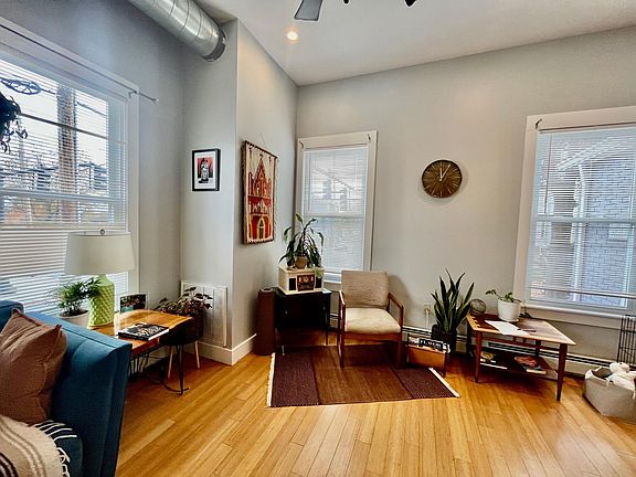 Additional sitting area in the living room