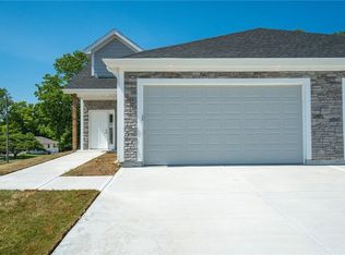 701 Ridge Dr, Smithville, MO 64089