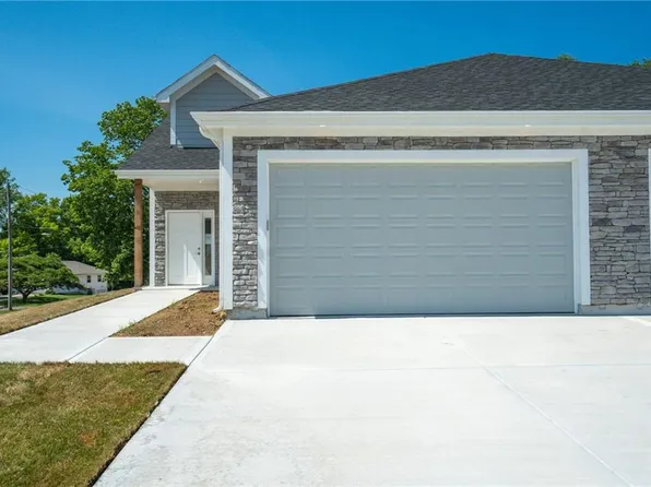 701 Ridge Dr, Smithville, MO 64089