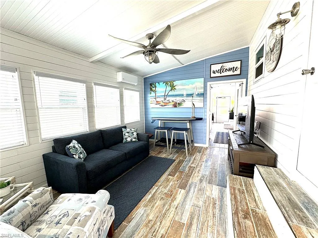 2 bed, 2.0 bath, 1380 sqft, $5,500 — Photo 4