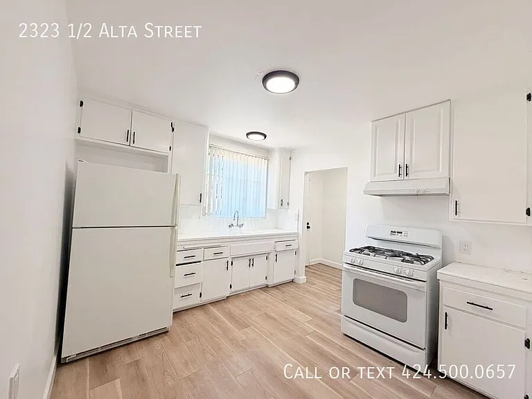 2323 1/2 Alta St — Photo 4