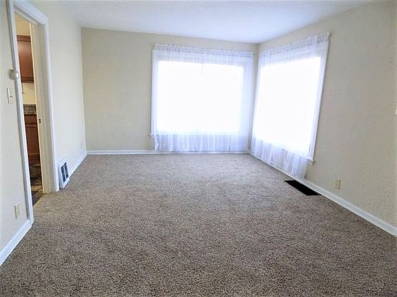 4th image of 1101 E Hively Ave