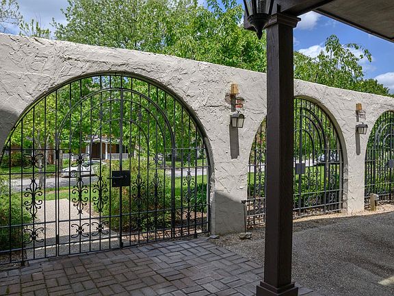 4th image of 2048 Manor Dr