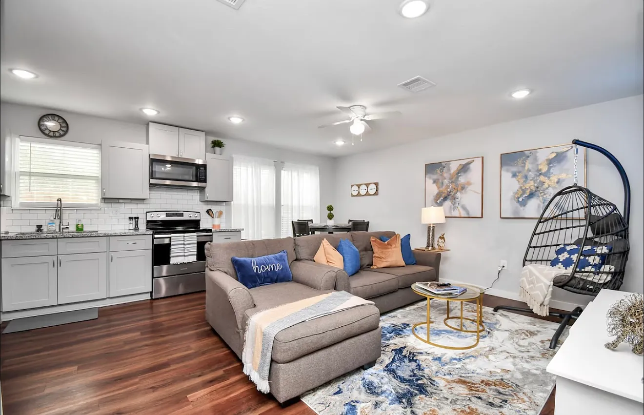 3 bed, 1160 sqft, $2,000 — Photo 1