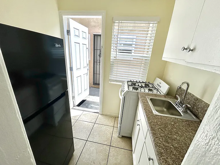 6410 N Paramount Blvd — Photo 9