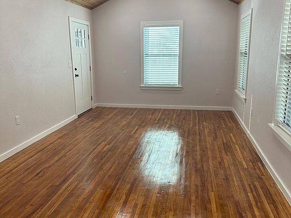 4th image of 133 Vassar Ln #1