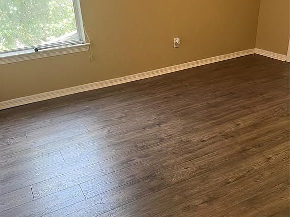 4th image of 370 Livingstone Ln