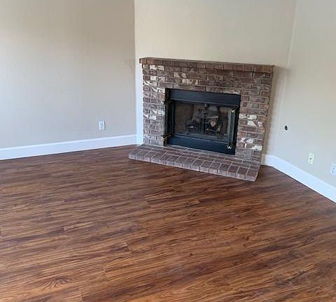 4th image of 2067 Woodbine Ave