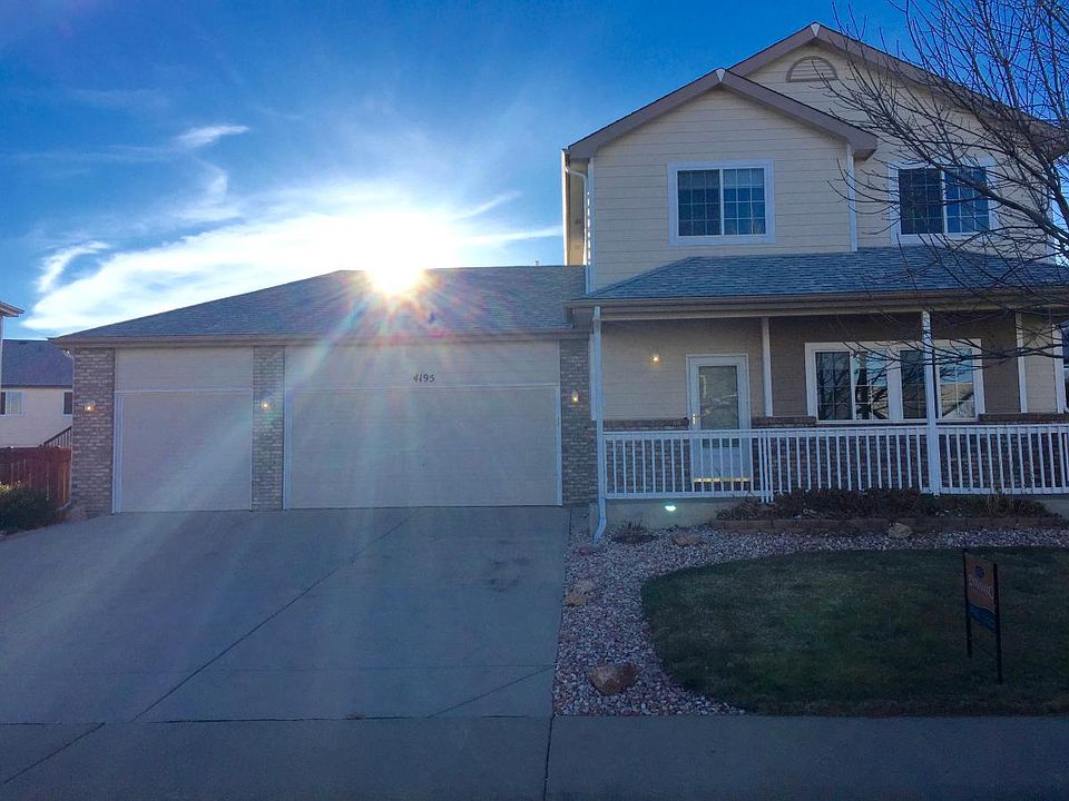 Beautiful Home w 3 Car Garage