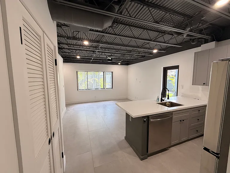 604 NE 9th Ave #3 — Photo 7
