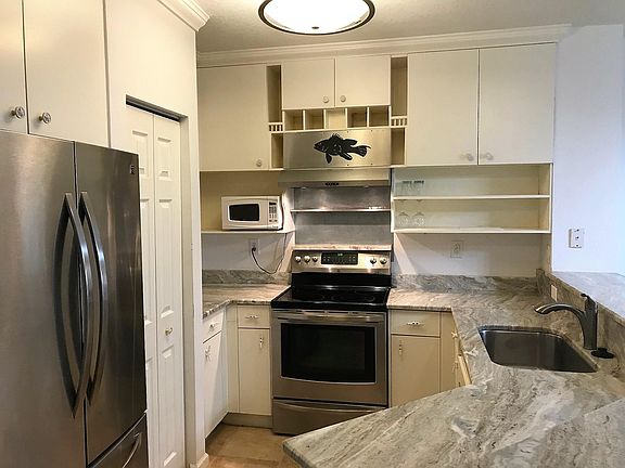 4th image of 4995 SE Mariner Garden Cir