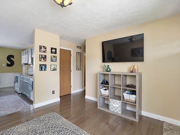 3rd image of 3 Maplewood Ct