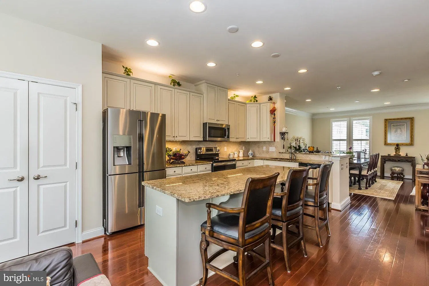 613 N Atwater Dr — Photo 2