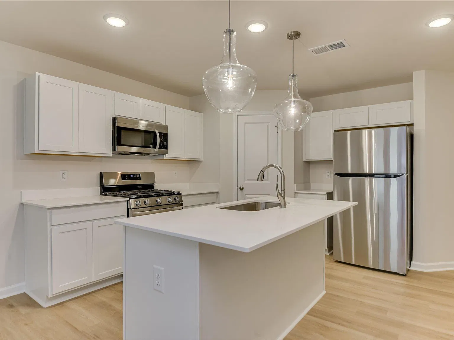 4 bed, 3.5 bath, 1892 sqft, $1,999 — Photo 1
