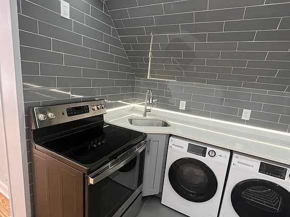 3rd image of 113 Lloyd St APT 3