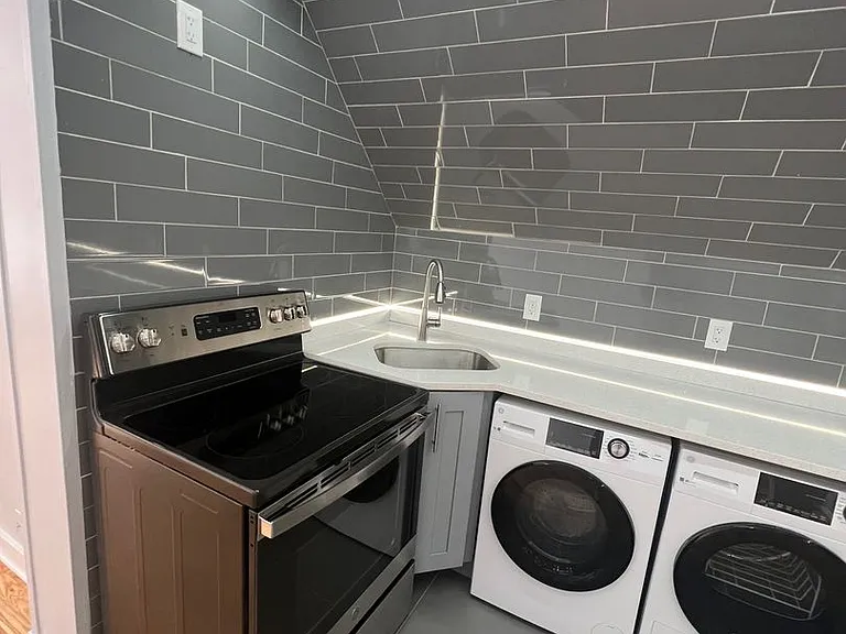 113 Lloyd — Photo 3