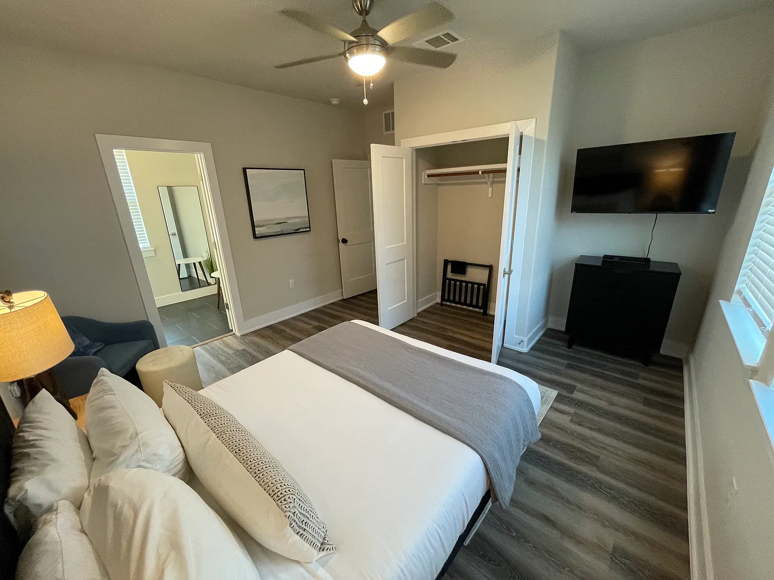 5 bed, 4000 sqft, $995 — Photo 2
