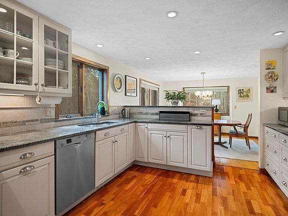 3rd image of 343 Sargent Rd