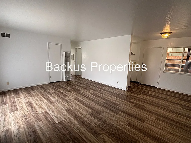 922 Lupin Dr — Photo 3