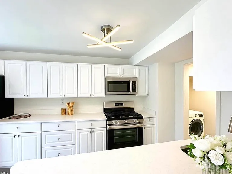 7950 Central Park Cir — Photo 2